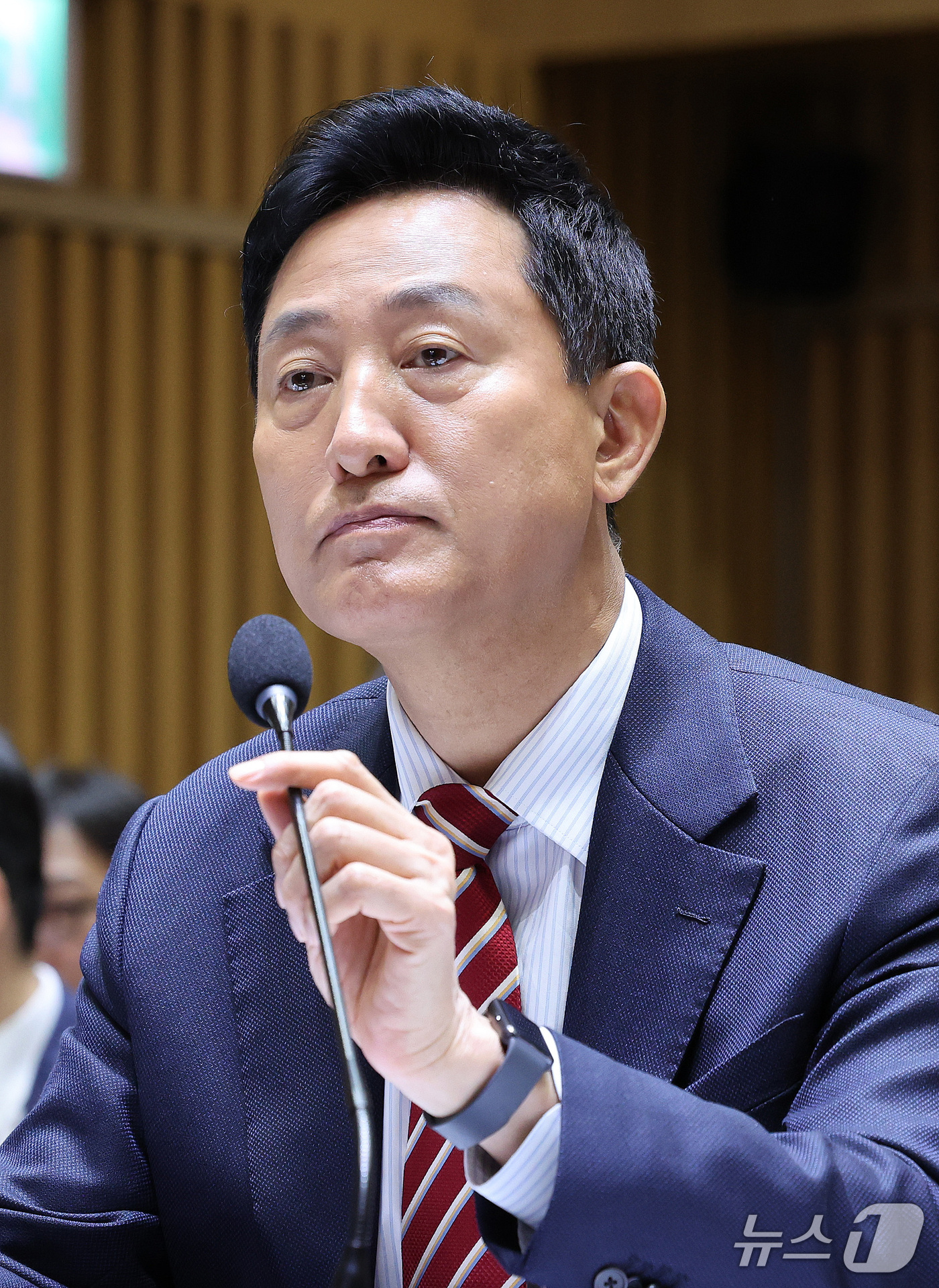 (서울=뉴스1) 박지혜 기자 = 오세훈 서울시장이 19일 서울 중구 서울시청에서 열린 국회 국토교통위원회의 서울시 국정감사에서 의원 질의를 경청하고 있다. 2026.10.19/뉴스 …