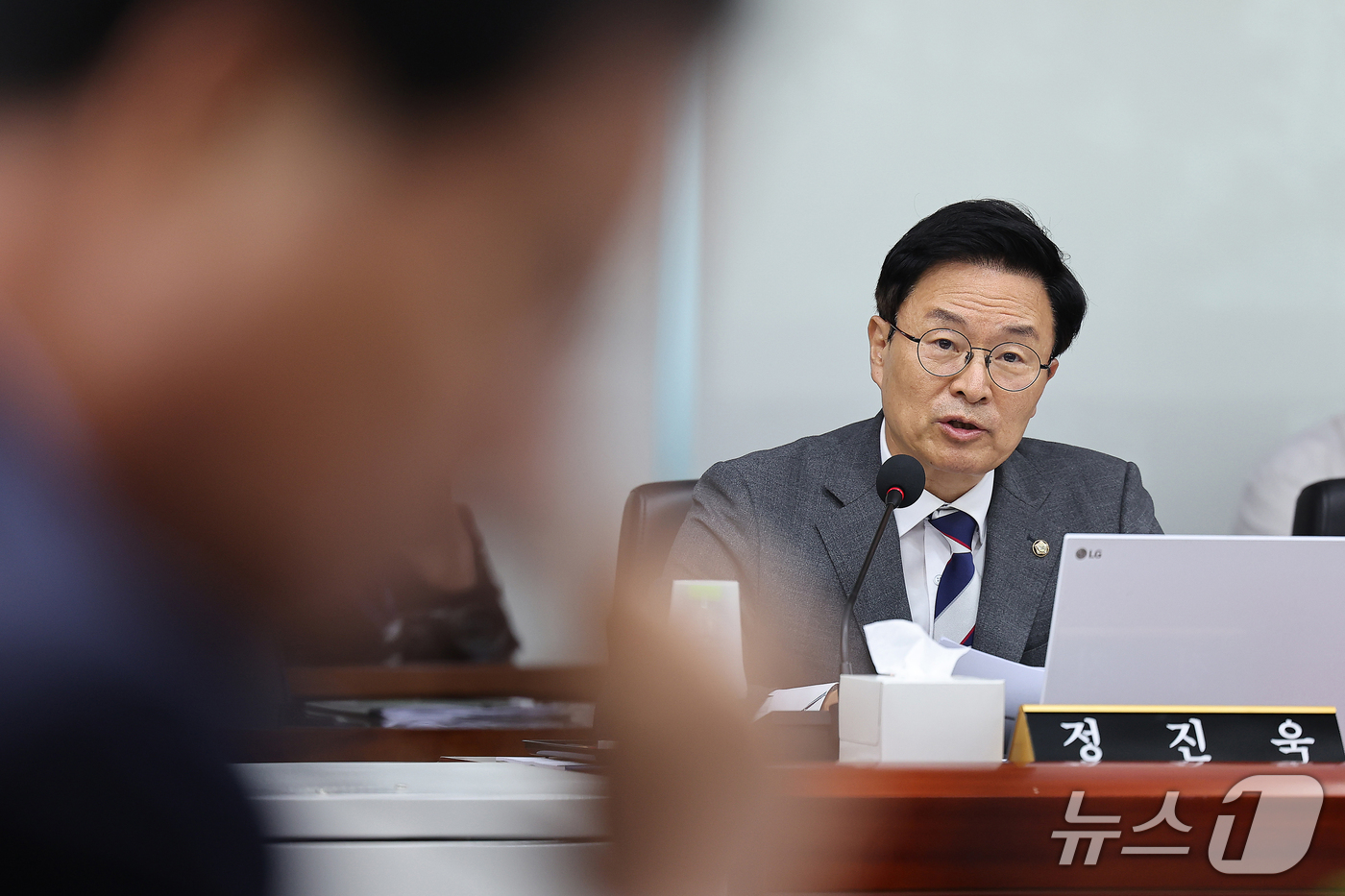 (대구=뉴스1) 공정식 기자 = 정진욱 더불어민주당 의원이 19일 대구 동구 한국가스공사 본사에서 열린 2026년도 국회 산자중기위원회의 한국가스공사, 한국석유공사, 강원랜드, 대 …
