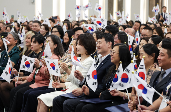 김혜경 여사, 세계한인입양인협회 개회식 기념촬영