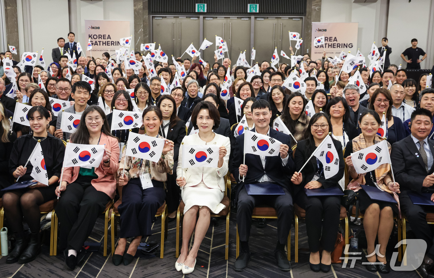 (서울=뉴스1) 이재명 기자 = 김혜경 여사가 19일 서울 강남구 코엑스에서 열린 세계한인입양인협회(IKAA) 개더링 한국대회 개회식에서 참석자들과 기념촬영을 하고 있다. (청와대 …