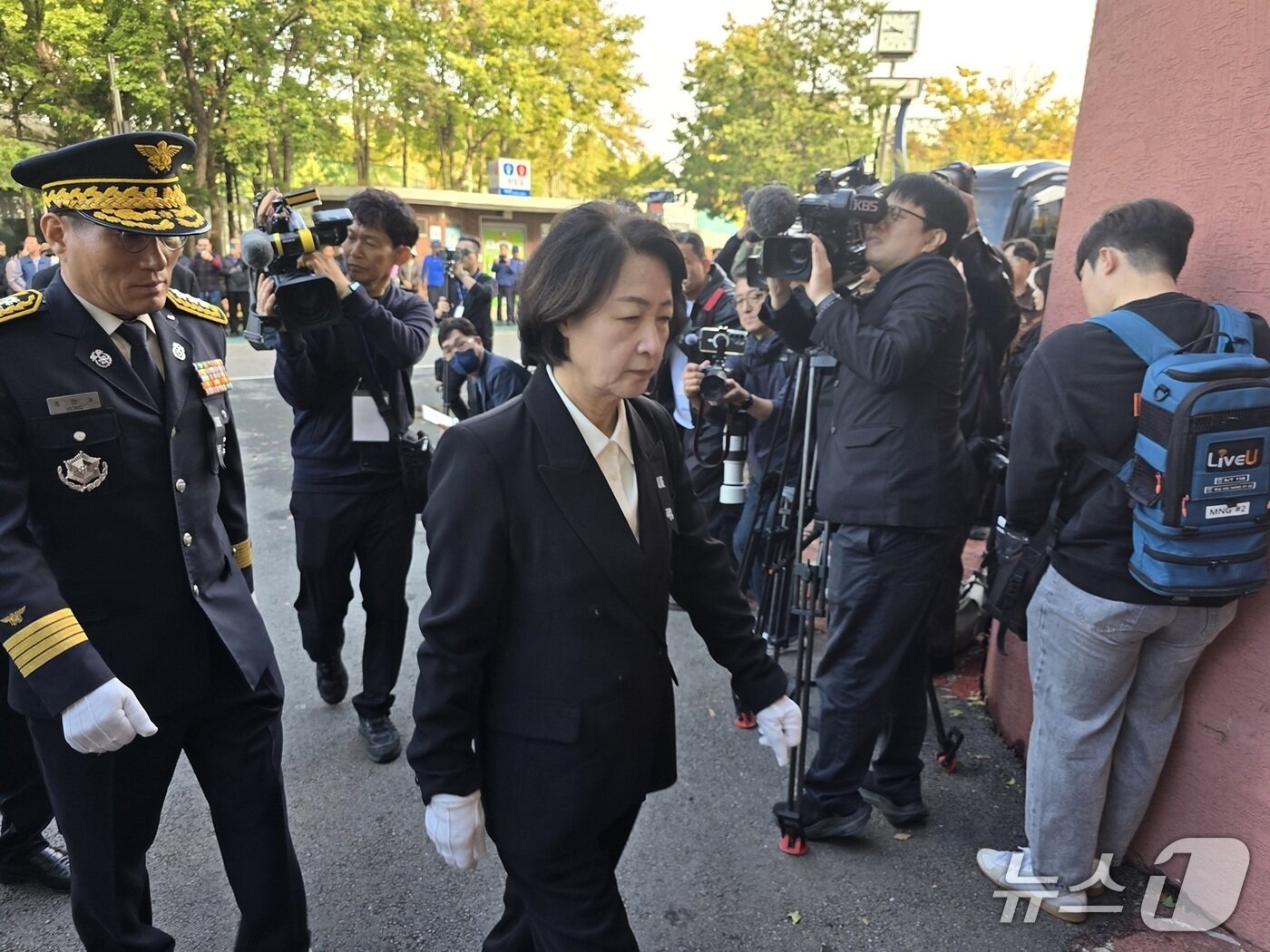 본문 이미지 - 추미애 경기도지사가 19일 경기도 부천 원미구 부천체육관에 열린 '고(故) 김진석 소방위 영결식'에 참석하고 있다. / 뉴스1 ⓒ News1 유준상 기자