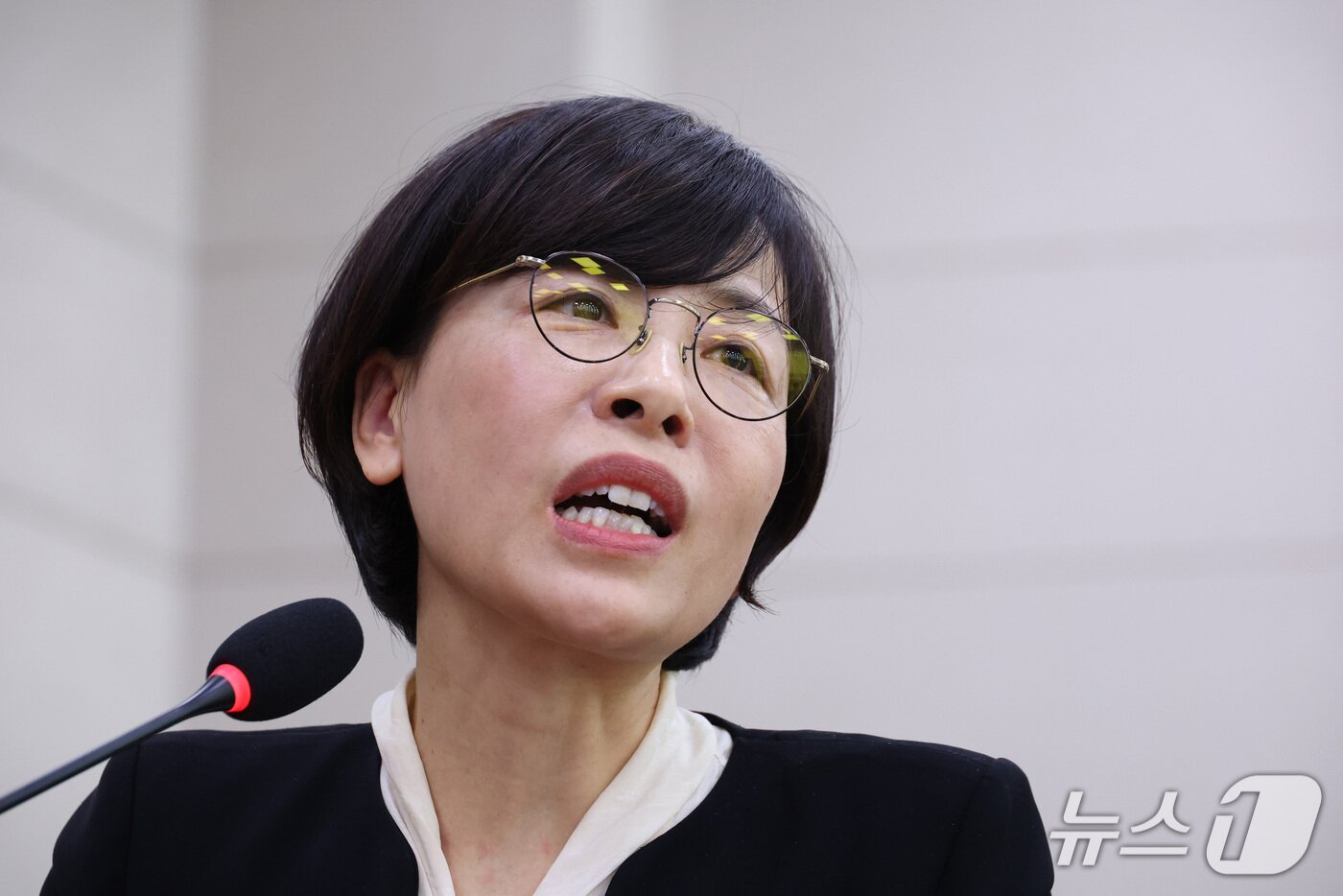 본문 이미지 - 김향연 서울서부지방공소청장이 19일 서울 여의도 국회에서 열린 법제사법위원회의 서울광역공소청 등에 대한 국정감사에서 의원 질의에 답변하고 있다. 2026.10.19 ⓒ 뉴스1 신웅수 기자
