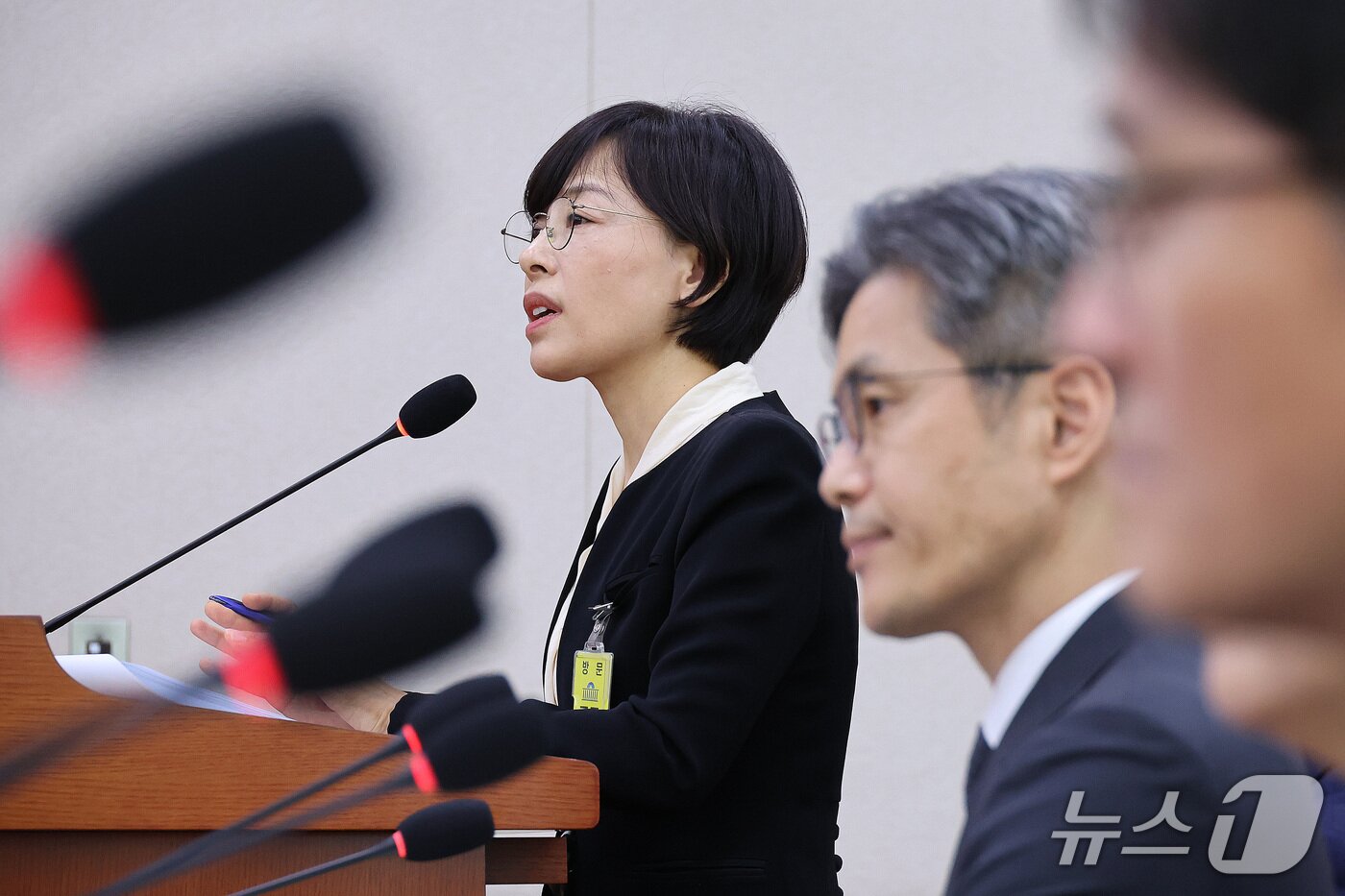 본문 이미지 - 김향연 서울서부지방공소청장이 19일 서울 여의도 국회에서 열린 법제사법위원회의 서울광역공소청 등에 대한 국정감사에서 의원 질의에 답변하고 있다. 2026.10.19 ⓒ 뉴스1 신웅수 기자