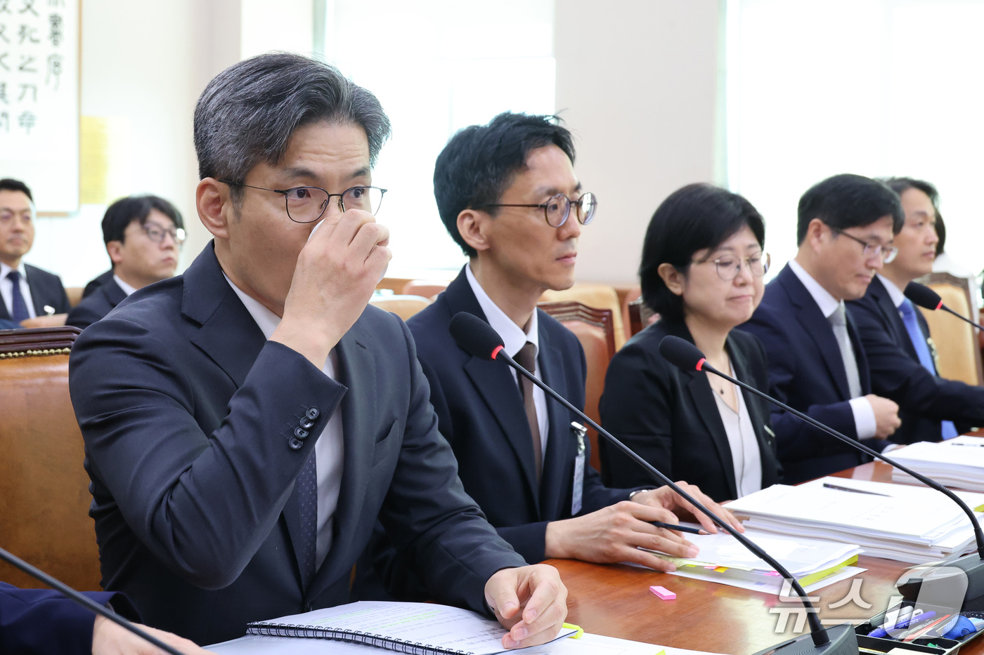 (서울=뉴스1) 신웅수 기자 = 박철우 서울중앙지방공소청장이 19일 서울 여의도 국회에서 열린 법제사법위원회의 서울광역공소청 등에 대한 국정감사에서 목을 축이고 있다. 2026.1 …
