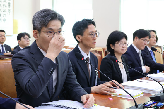 [국감] 목 축이는 박철우 서울중앙지방공소청장