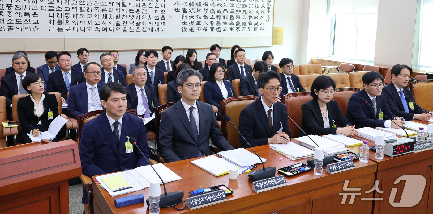 (서울=뉴스1) 신웅수 기자 = 정용환 서울광역공소청장 직무대리가 19일 서울 여의도 국회에서 열린 법제사법위원회의 서울광역공소청 등에 대한 국정감사에서 의원 질의에 답변하고 있다 …