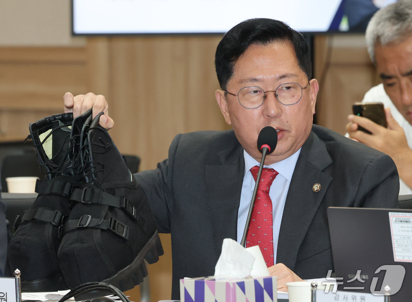 (계룡=뉴스1) 김기태 기자 = 유용원 국민의힘 의원이 19일 충남 계룡대에서 열린 국회 국방위원회의 육군본부에 대한 국정감사에서 지뢰 보호장비(지뢰화, 지뢰덧신)를 들어 보이고 …