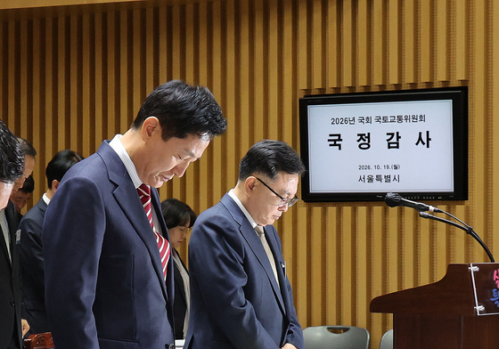 [국감] 추모 묵념하는 오세훈 시장