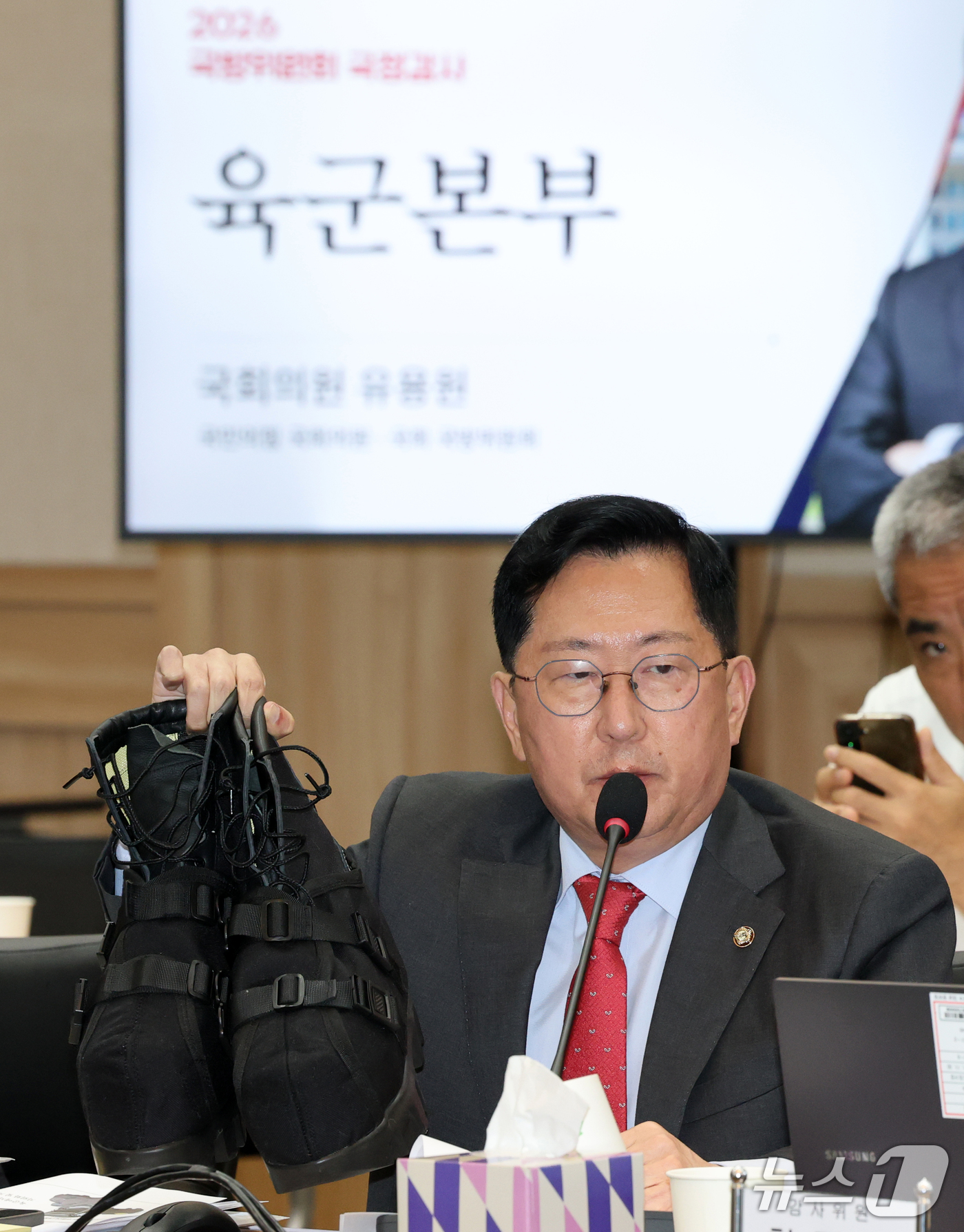 (계룡=뉴스1) 김기태 기자 = 유용원 국민의힘 의원이 19일 충남 계룡대에서 열린 국회 국방위원회의 육군본부에 대한 국정감사에서 지뢰 보호장비(지뢰화, 지뢰덧신)를 들어 보이고 …