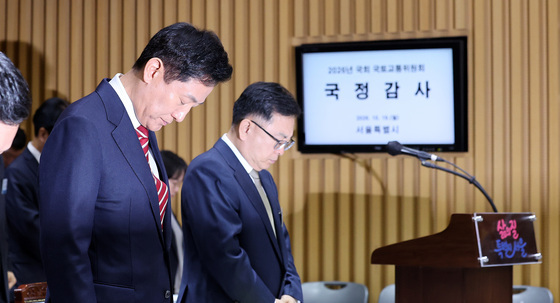 [국감] 순직 소방관 추모 묵념하는 오세훈 서울시장