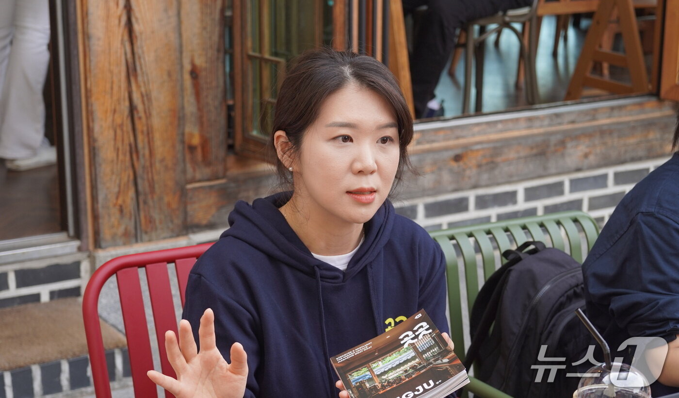 본문 이미지 - 곳곳을 기획한 김은화 카카오 로컬 임팩트 리더가 인터뷰를 하고 있다. (카카오 제공, 재판매 및 DB 금지)