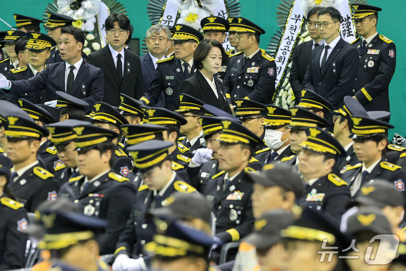 (부천=뉴스1) 구윤성 기자 = 추미애 경기도지사가 19일 경기도 부천 원미구 부천체육관에 열린 '고(故) 김진석 소방위 영결식'에 참석하고 있다.고 김 소방위는 지난 16일 부천 …