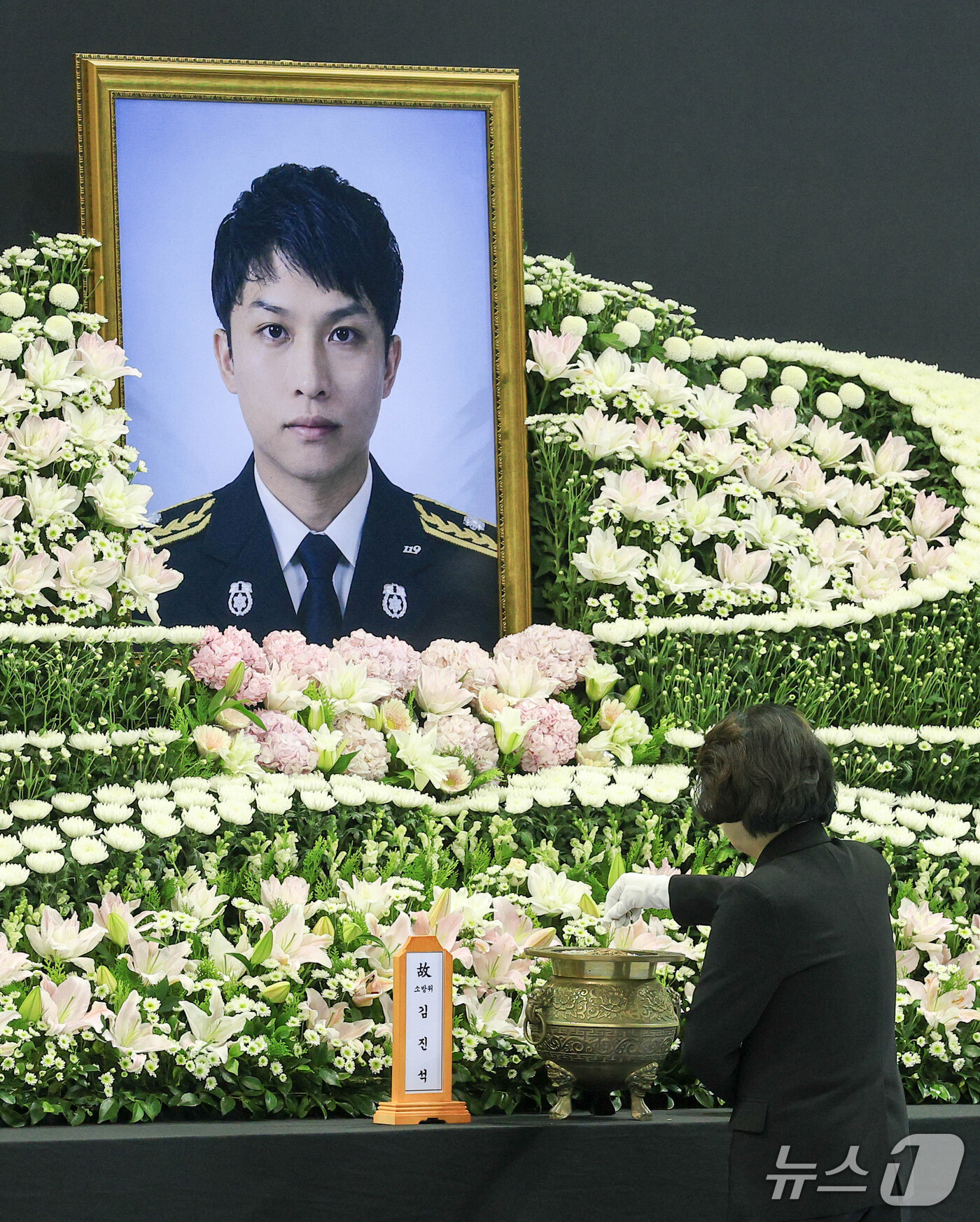 (부천=뉴스1) 구윤성 기자 = 추미애 경기도지사가 19일 경기도 부천 원미구 부천체육관에 열린 '고(故) 김진석 소방위 영결식'에서 분향하고 있다.고 김 소방위는 지난 16일 부 …