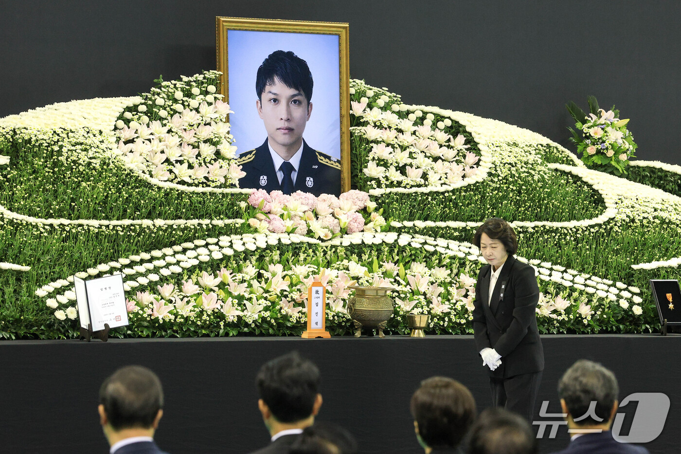 (부천=뉴스1) 구윤성 기자 = 추미애 경기도지사가 19일 경기도 부천 원미구 부천체육관에 열린 '고(故) 김진석 소방위 영결식'에 헌화 후 자리로 돌아가고 있다.고 김 소방위는 …