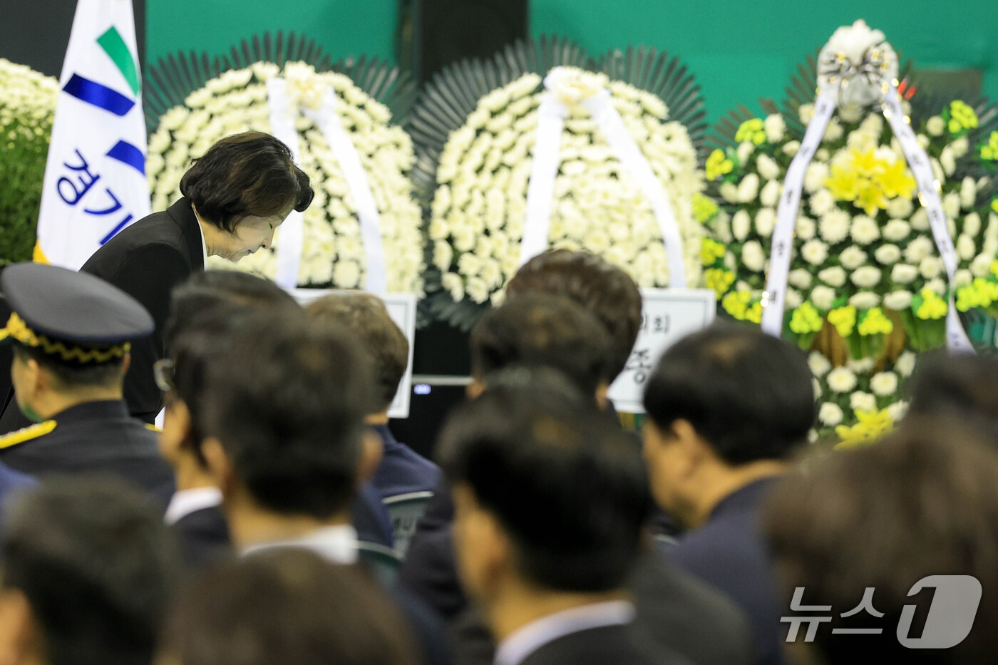 (부천=뉴스1) 구윤성 기자 = 추미애 경기도지사가 19일 경기도 부천 원미구 부천체육관에 열린 '고(故) 김진석 소방위 영결식'에서 헌화 후 유가족에게 인사하고 있다.고 김 소방 …