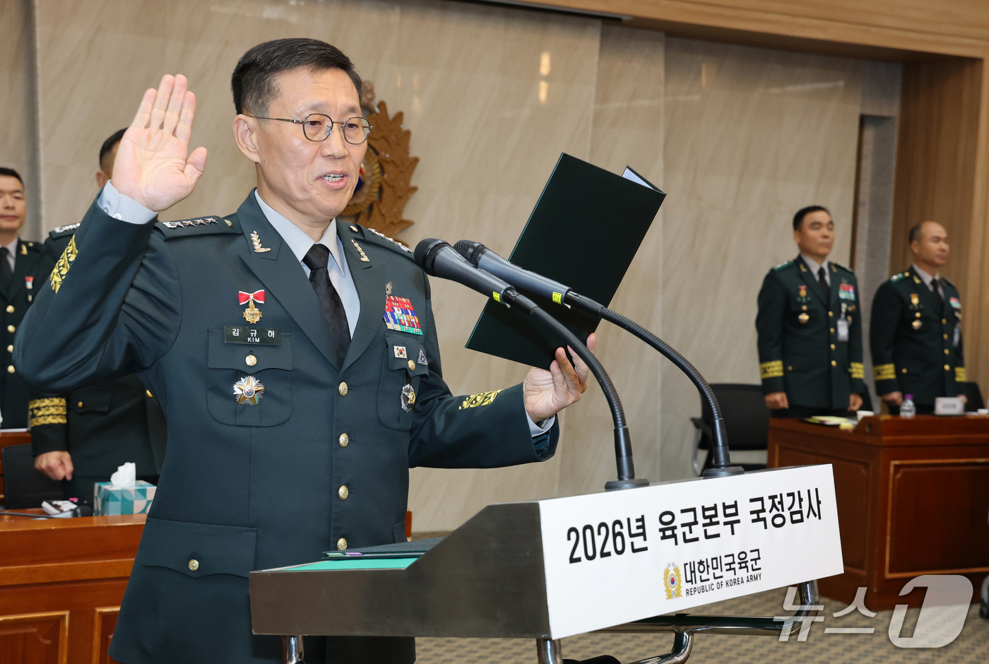 (계룡=뉴스1) 김기태 기자 = 김규하 육군 참모총장이 19일 충남 계룡대에서 열린 국회 국방위원회의 육군본부에 대한 국정감사에서 증인 선서를 하고 있다. 2026.10.19/뉴스 …