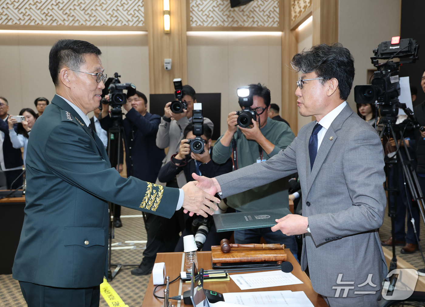 (계룡=뉴스1) 김기태 기자 = 김규하 육군 참모총장이 19일 충남 계룡대에서 열린 국회 국방위원회의 육군본부에 대한 국정감사에서 진성준 위원장에게 선서문을 전달하고 하고 있다. …