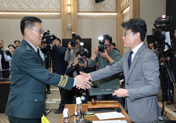[국감] 증인선서문 제출하는 김규하 참모총장