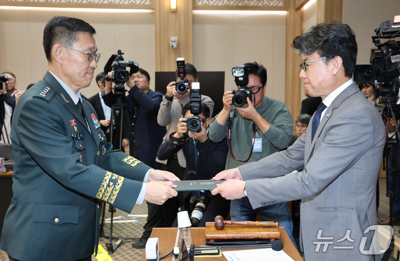 (계룡=뉴스1) 김기태 기자 = 김규하 육군 참모총장이 19일 충남 계룡대에서 열린 국회 국방위원회의 육군본부에 대한 국정감사에서 진성준 위원장에게 선서문을 전달하고 있다. 202 …