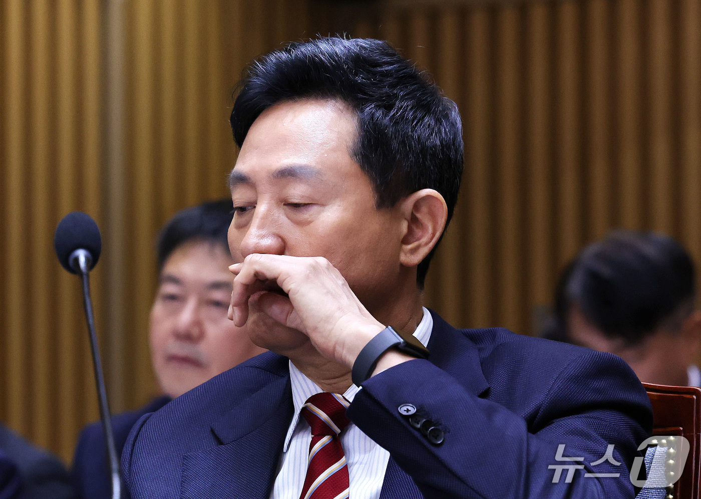 (서울=뉴스1) 박지혜 기자 = 오세훈 서울시장이 19일 서울 중구 서울시청에서 열린 국회 국토교통위원회의 서울시 국정감사에서 생각에 잠겨 있다. 2026.10.19/뉴스1
