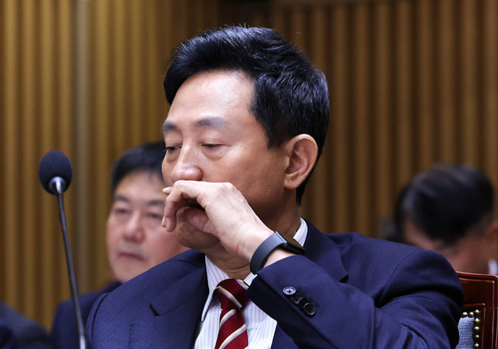 [국감] 국정감사 중 생각에 잠긴 오세훈