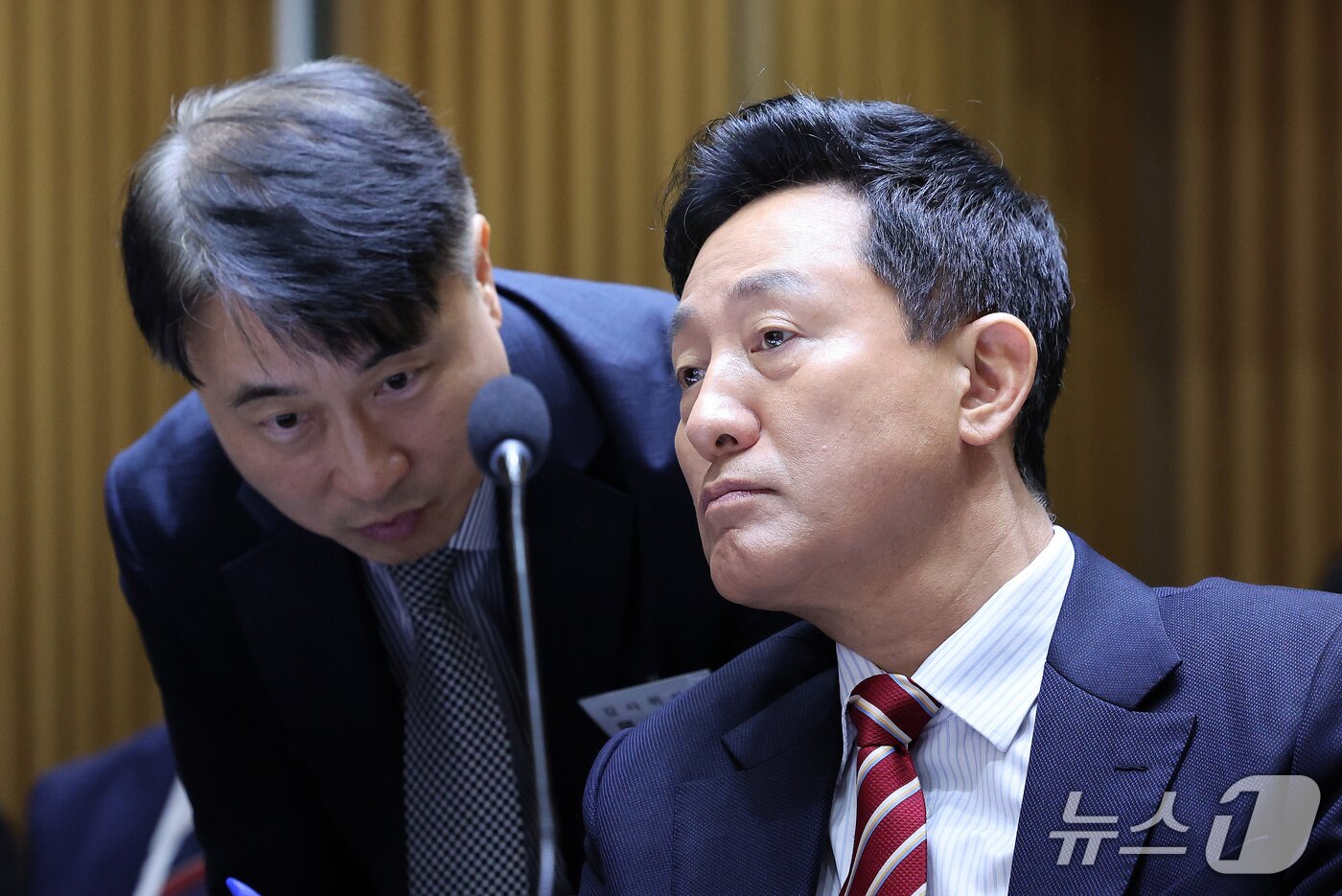 본문 이미지 - 오세훈 서울시장이 19일 서울 중구 서울시청에서 열린 국회 국토교통위원회의 서울시 국정감사에서 감사위원장과 대화를 나누고 있다. 2026.10.19 ⓒ 뉴스1 박지혜 기자