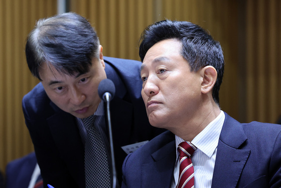 [국감] 감사위원장과 대화 나누는 오세훈 시장