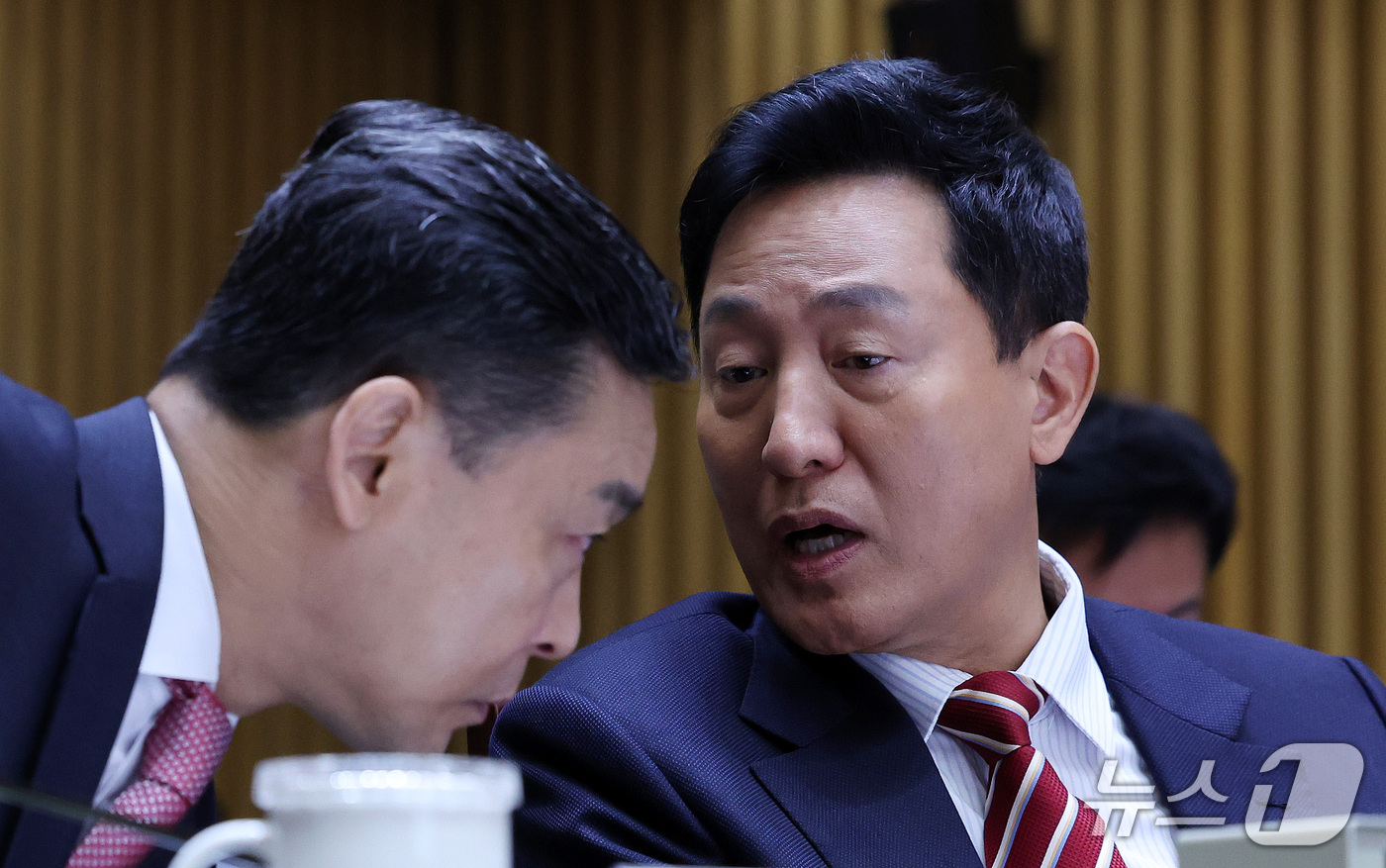 (서울=뉴스1) 박지혜 기자 = 오세훈 서울시장이 19일 서울 중구 서울시청에서 열린 국회 국토교통위원회의 서울시 국정감사에서 행정 1행정 부시장 직무대행과 대화를 나누고 있다. …