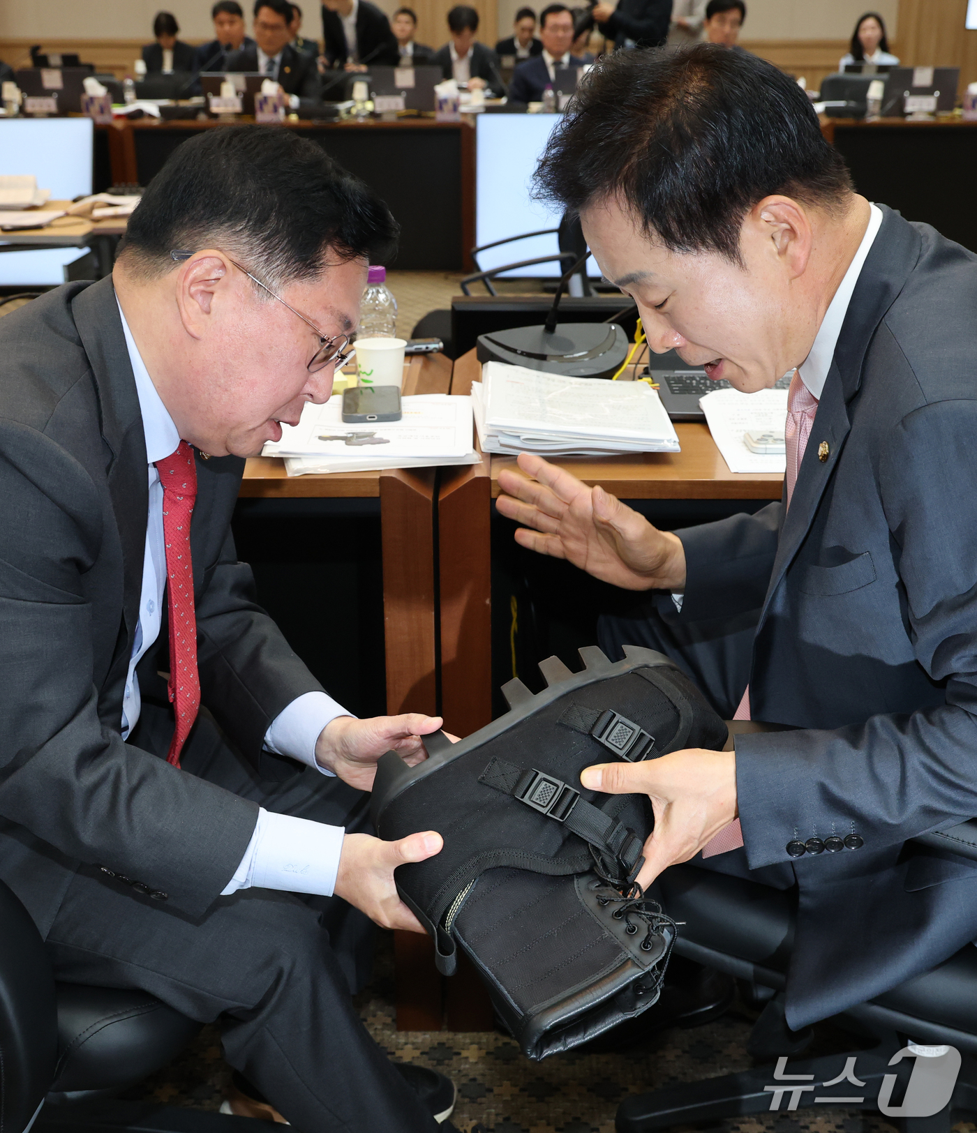 (계룡=뉴스1) 김기태 기자 = 유용원 국민의힘 의원이 19일 충남 계룡대에서 열린 국회 국방위원회의 육군본부에 대한 국정감사에서 유영하 의원과 지뢰 보호장비(지뢰화, 지뢰덧신)를 …