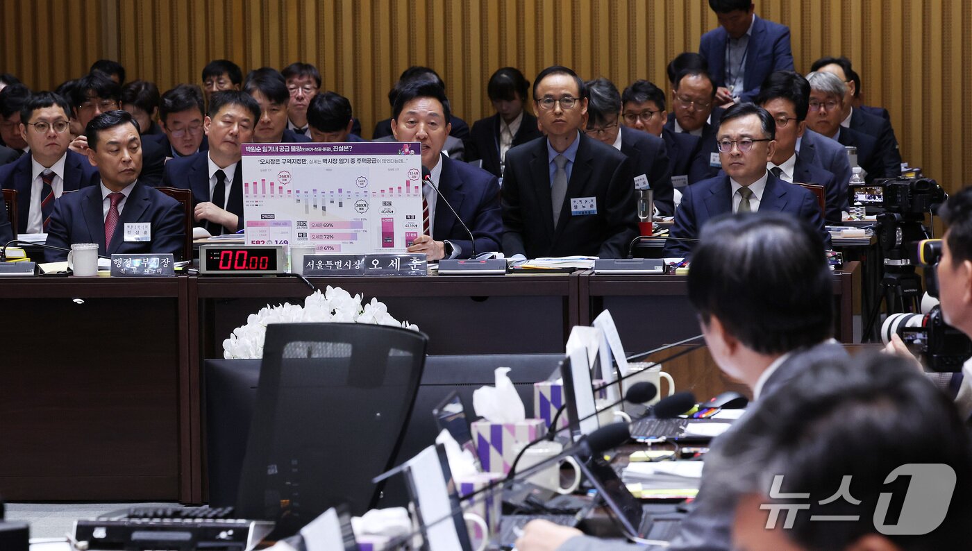 본문 이미지 - 오세훈 서울시장이 19일 서울 중구 서울시청에서 열린 국회 국토교통위원회의 서울시 국정감사에서 의원 질의에 답변하고 있다. 2026.10.19 ⓒ 뉴스1 박지혜 기자