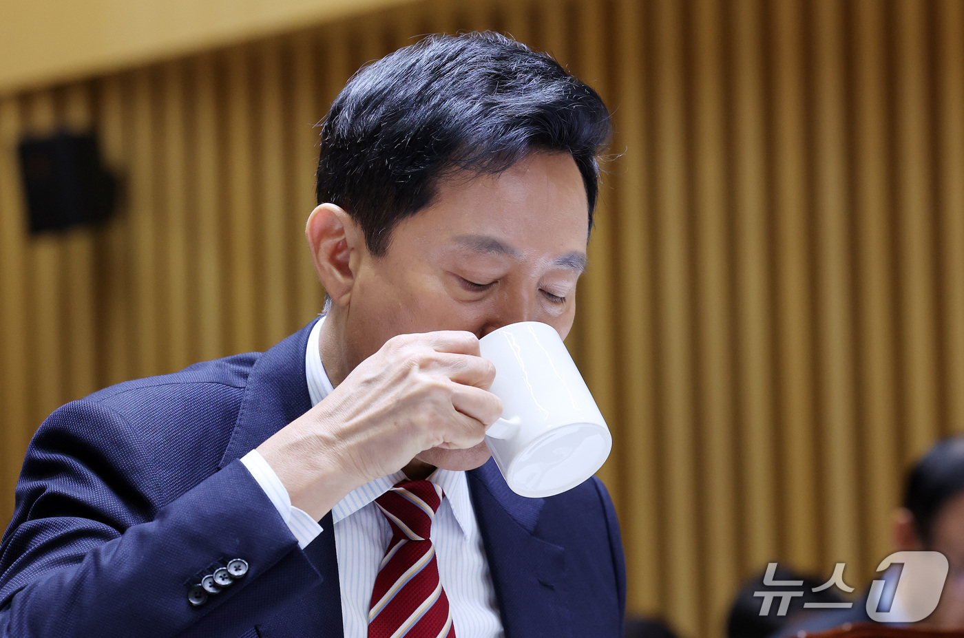(서울=뉴스1) 박지혜 기자 = 오세훈 서울시장이 19일 서울 중구 서울시청에서 열린 국회 국토교통위원회의 서울시 국정감사에서 물을 마시고 있다. 2026.10.19/뉴스1