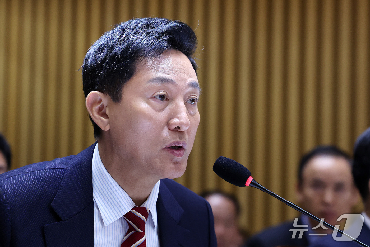 (서울=뉴스1) 박지혜 기자 = 오세훈 서울시장이 19일 서울 중구 서울시청에서 열린 국회 국토교통위원회의 서울시 국정감사에서 의원 질의에 답변하고 있다. 2026.10.19/뉴스 …