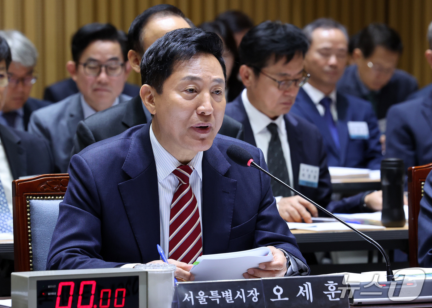 (서울=뉴스1) 박지혜 기자 = 오세훈 서울시장이 19일 서울 중구 서울시청에서 열린 국회 국토교통위원회의 서울시 국정감사에서 의원 질의에 답변하고 있다. 2026.10.19/뉴스 …