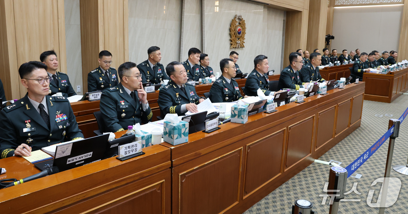 (계룡=뉴스1) 김기태 기자 = 19일 충남 계룡대에서 열린 국회 국방위원회의 육군본부에 대한 국정감사에서 육군 주요 지휘관들이 참석해 있다. 2026.10.19/뉴스1