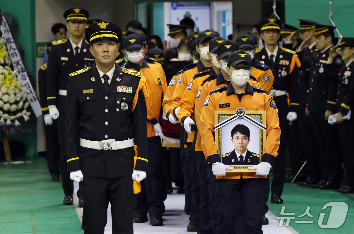 (부천=뉴스1) 구윤성 기자 = 19일 경기도 부천시 원미구 부천체육관에서 열린 고 김진석 소방위 영결식에서 고인의 운구행렬이 입장하고 있다. (공동취재) 2026.10.19/뉴스 …