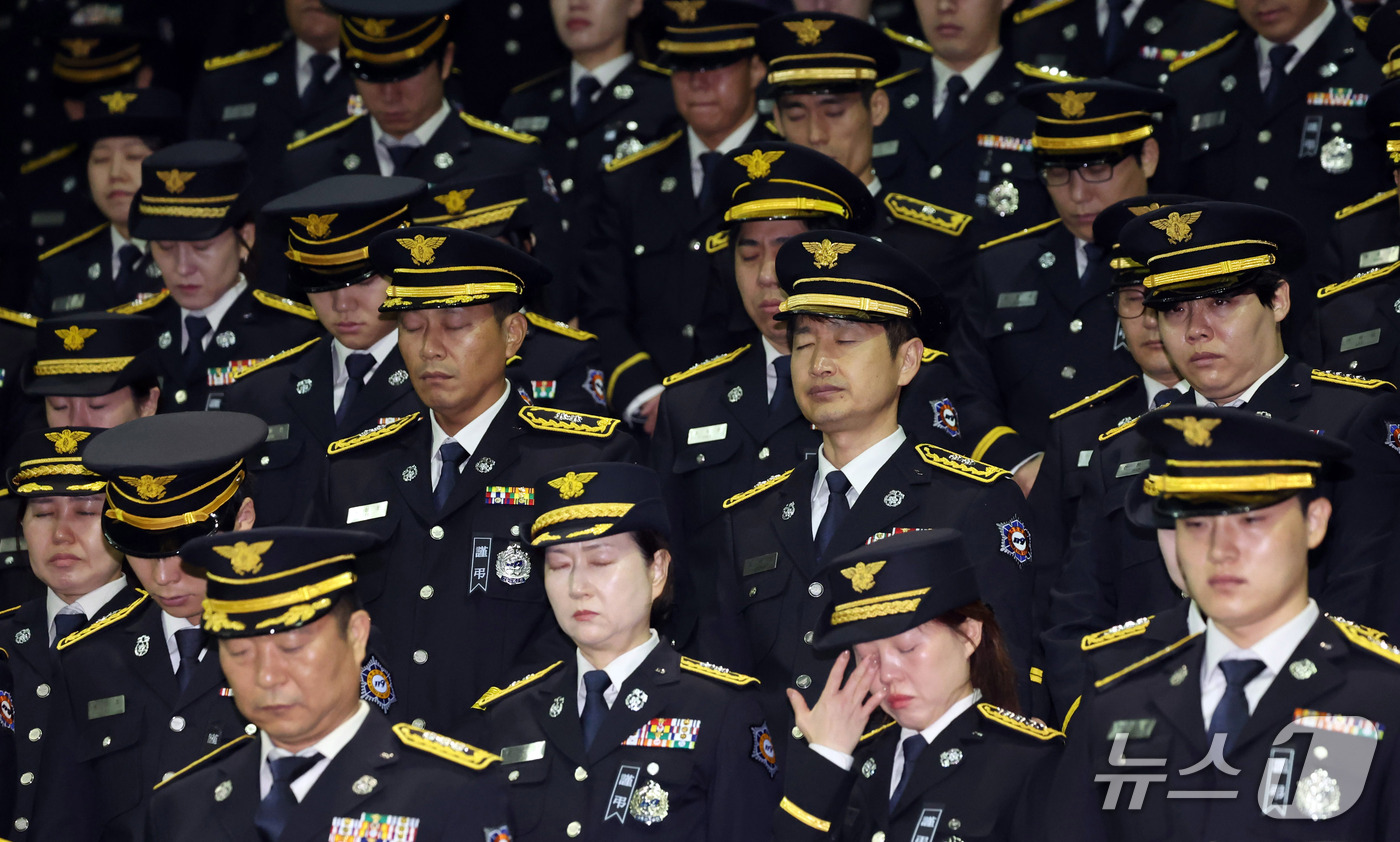 (부천=뉴스1) 구윤성 기자 = 19일 경기도 부천 원미구 부천체육관에 열린 '고(故) 김진석 소방위 영결식'에서 동료들이 묵념을 하고 있다. (공동취재) 2026.10.19/뉴스 …