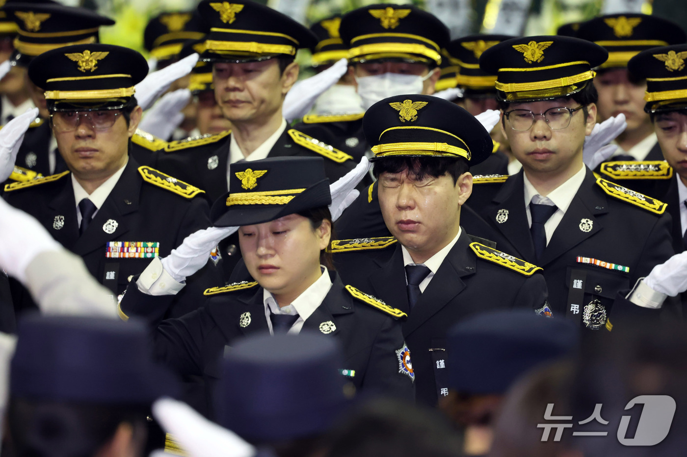 (부천=뉴스1) 구윤성 기자 = 19일 경기도 부천 원미구 부천체육관에 열린 '고(故) 김진석 소방위 영결식'에서 동료들이 국기에 대한 경례를 하고 있다. (공동취재) 2026.1 …