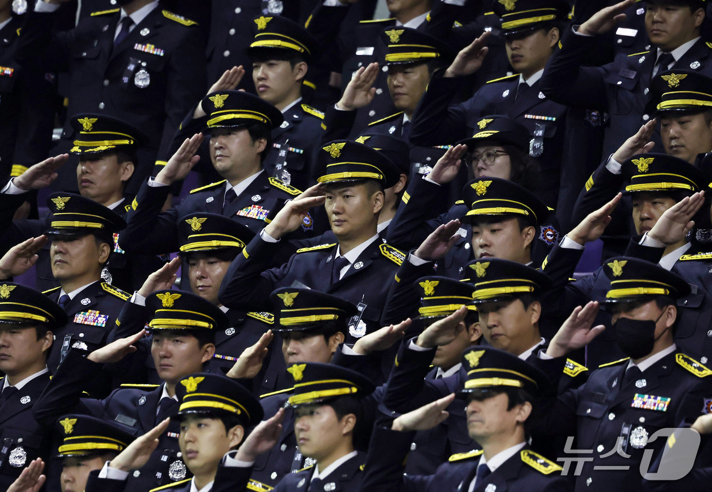 (부천=뉴스1) 구윤성 기자 = 19일 경기도 부천 원미구 부천체육관에 열린 '고(故) 김진석 소방위 영결식'에서 동료들이 국기에 대한 경례를 하고 있다. (공동취재) 2026.1 …