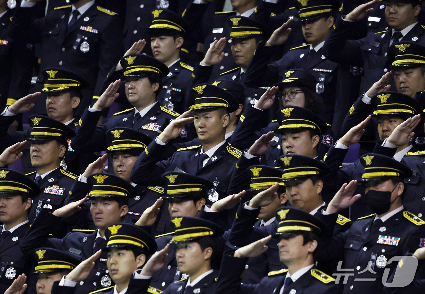 본문 이미지 - 19일 경기도 부천 원미구 부천체육관에 열린 '고(故) 김진석 소방위 영결식'에서 동료들이 국기에 대한 경례를 하고 있다. (공동취재) 2026.10.19 ⓒ 뉴스1 구윤성 기자