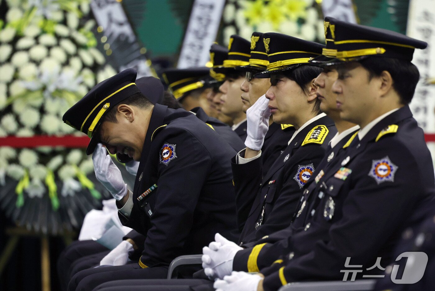 본문 이미지 - 19일 경기도 부천 원미구 부천체육관에 열린 '고(故) 김진석 소방위 영결식'에서 동료들이 오열하고 있다. (공동취재) 2026.10.19 ⓒ 뉴스1 구윤성 기자