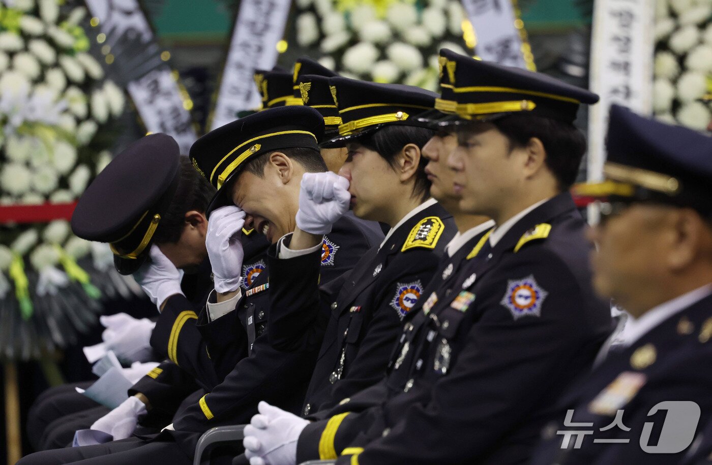 본문 이미지 - 19일 경기도 부천 원미구 부천체육관에 열린 '고(故) 김진석 소방위 영결식'에서 동료들이 오열하고 있다. (공동취재) 2026.10.19 ⓒ 뉴스1 구윤성 기자