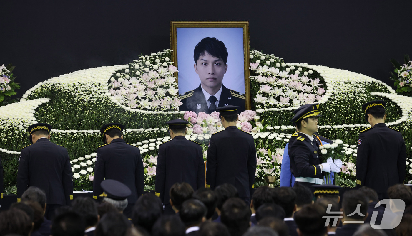 (부천=뉴스1) 구윤성 기자 = 19일 경기도 부천 원미구 부천체육관에 열린 '고(故) 김진석 소방위 영결식'에서 동료들이 헌화하고 있다. (공동취재) 2026.10.19/뉴스1