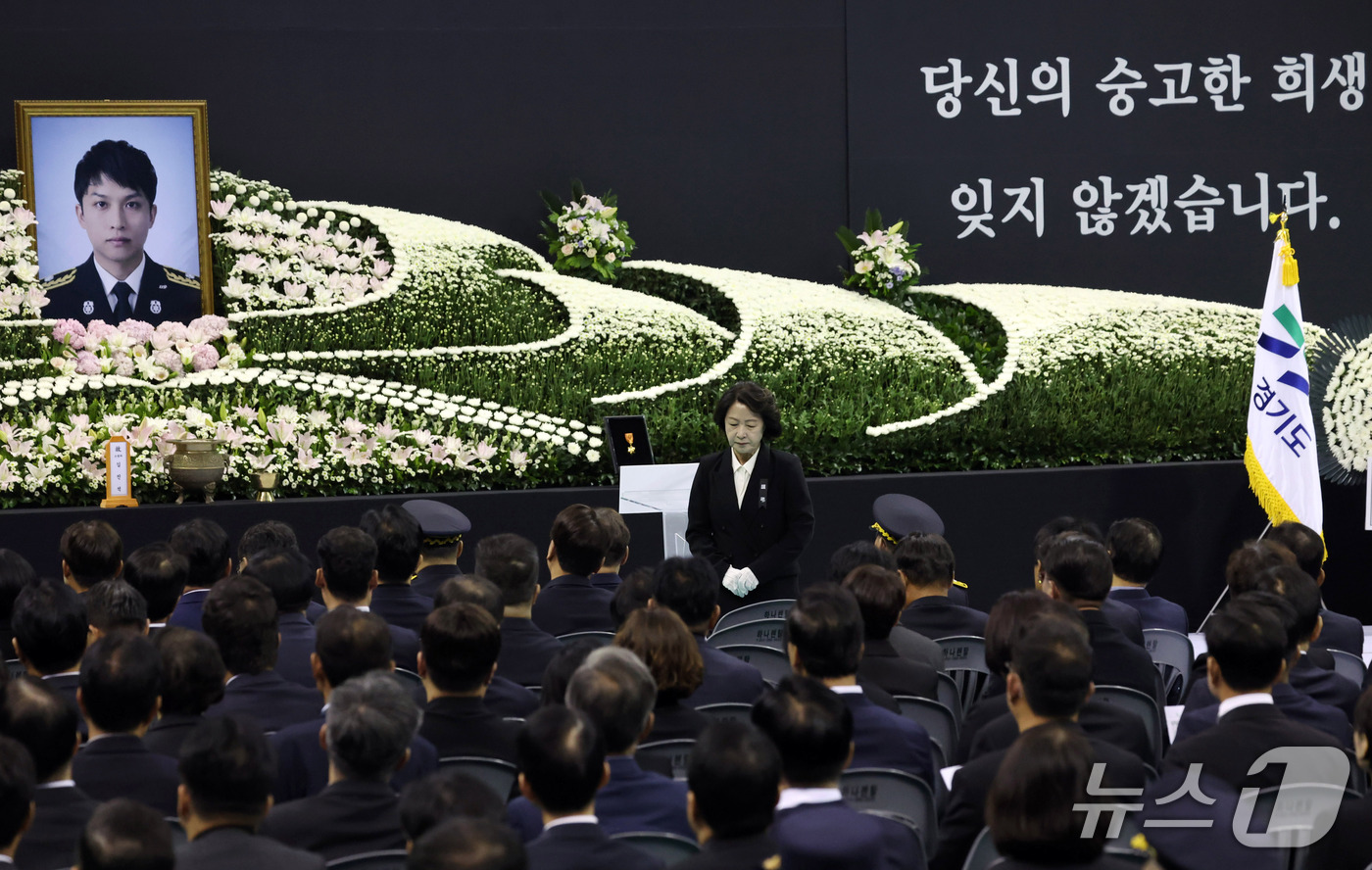 (부천=뉴스1) 구윤성 기자 = 추미애 경기도지사가 19일 경기 부천체육관에서 열린 부천 공장 화재로 순직한 고 김진석 소방위의 영결식에서 영결사 후 자리로 향하고 있다. (공동취 …