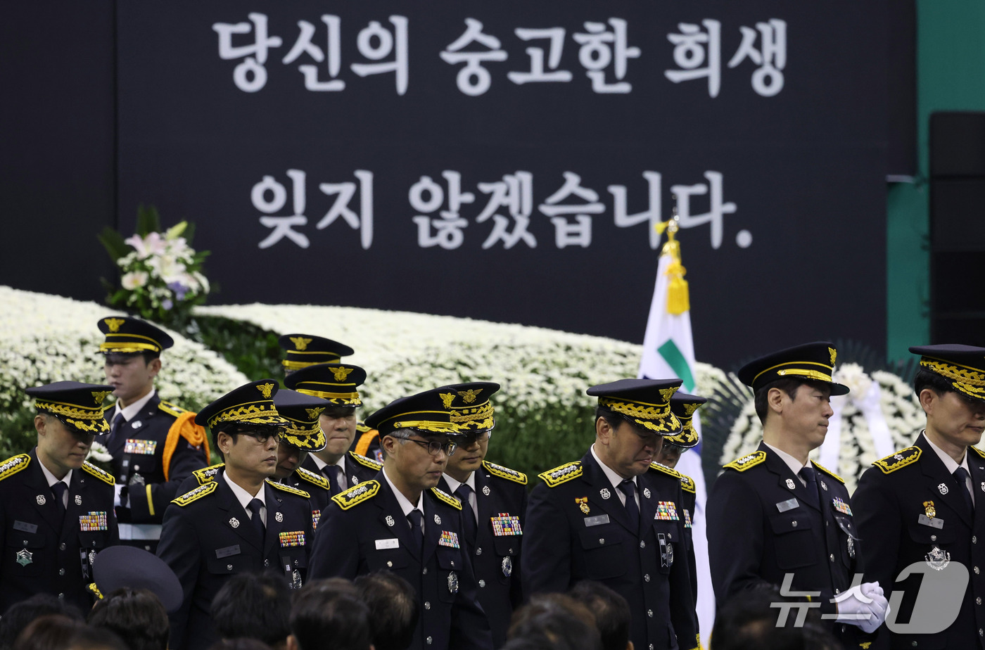 (부천=뉴스1) 구윤성 기자 = 19일 경기도 부천 원미구 부천체육관에 열린 '고(故) 김진석 소방위 영결식'에서 소방 관계자들이 헌화를 마친 뒤 자리로 돌아가고 있다. (공동취재 …