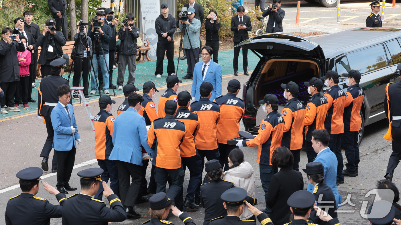(부천=뉴스1) 구윤성 기자 = 부천 공장 화재 진압 과정에서 순직한 김진석 소방위의 영결식이 엄수된 19일 경기도 부천시 원미구 부천체육관에서 동료 소방관들의 경례를 받으며 유해 …