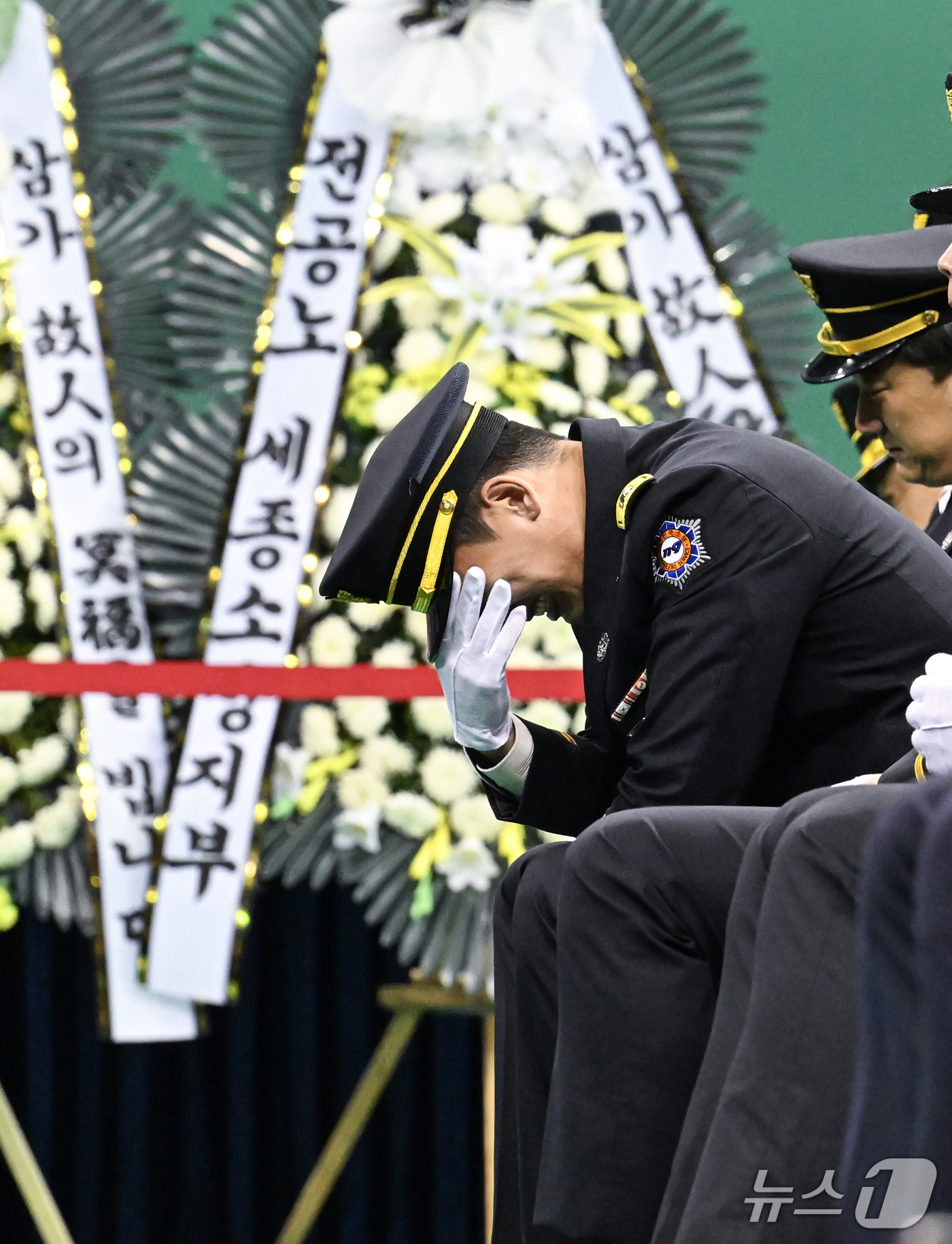 (부천=뉴스1) 구윤성 기자 = 19일 경기도 부천시 원미구 부천실내체육관에서 열린 '고(故) 김진석 소방위 영결식'에서 한 소방대원이 김 소방위 부천소방서 동료의 조사를 들으며 …