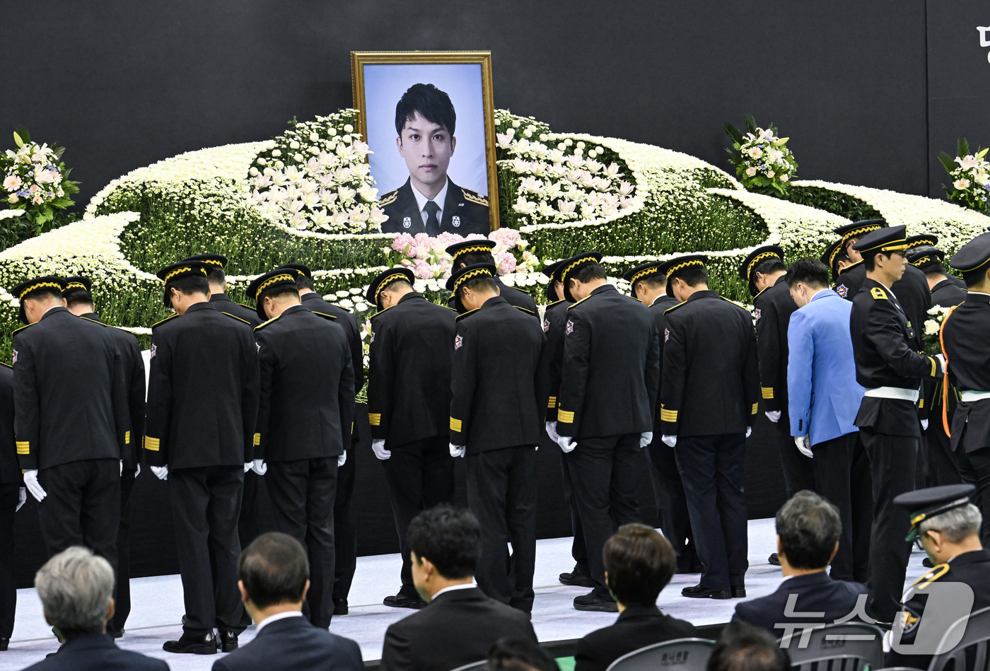 (부천=뉴스1) 구윤성 기자 = 19일 경기도 부천시 원미구 부천실내체육관에서 열린 '고(故) 김진석 소방위 영결식'에서 소방관들이 헌화를 마친 뒤 묵념하고 있다. (공동취재) 2 …