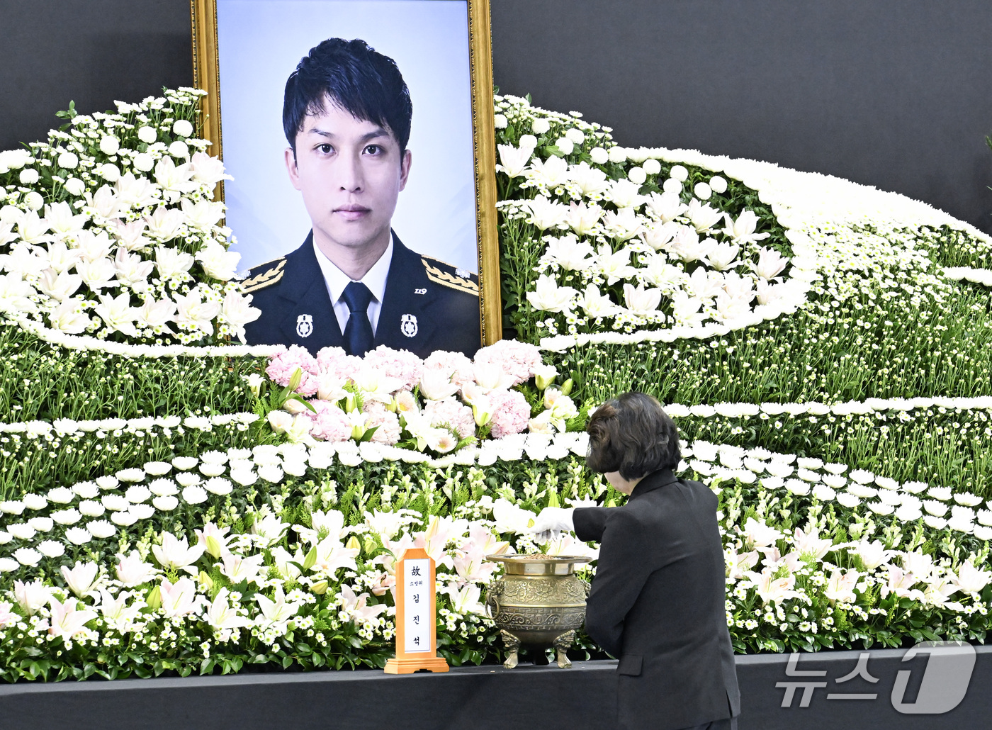 (부천=뉴스1) 구윤성 기자 = 추미애 경기도지사가 19일 경기도 부천시 원미구 부천실내체육관에서 열린 '고(故) 김진석 소방위 영결식'에서 분향하고 있다. (공동취재) 2026. …