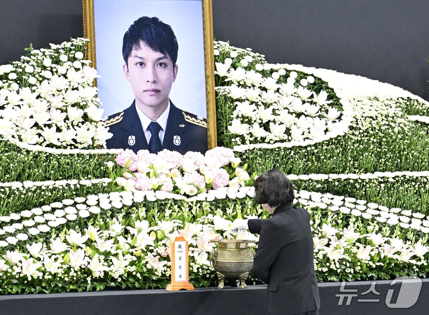 본문 이미지 - 추미애 경기도지사가 19일 경기도 부천시 원미구 부천실내체육관에서 열린 '고(故) 김진석 소방위 영결식'에서 분향하고 있다. (공동취재) 2026.10.19 ⓒ 뉴스1 구윤성 기자
