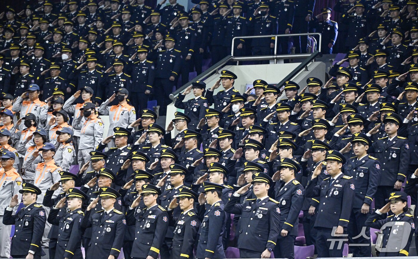 본문 이미지 - 19일 경기도 부천시 원미구 부천실내체육관에서 열린 '고(故) 김진석 소방위 영결식'에서 소방대원들이 김 소방위의 운구행렬에 경례하고 있다. (공동취재) 2026.10.19 ⓒ 뉴스1 구윤성 기자